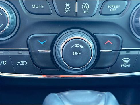 Used 2020 Jeep Cherokee Latitude Plus w/ Cold Weather Group image 16