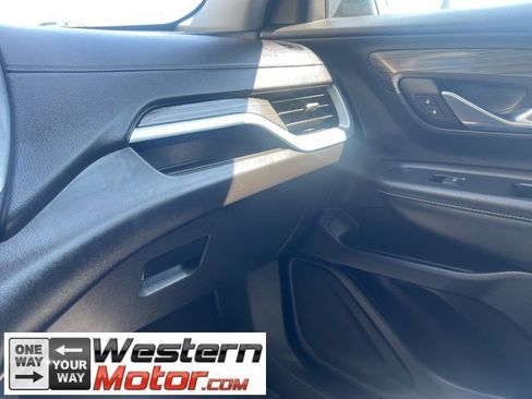 Used 2023 GMC Terrain SLT image 12