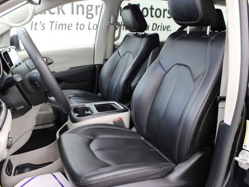 Used 2023 Chrysler Pacifica Touring-L FWD image 14