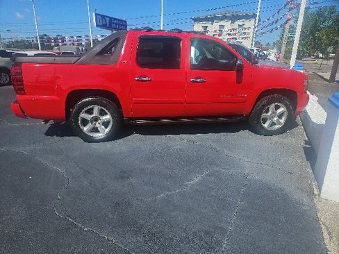 Used 2007 Chevrolet Avalanche LTZ w/ LTZ Preferred Equipment Group AWD/4WD image 2