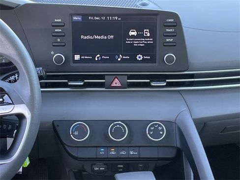 Used 2024 Hyundai Elantra SE image 15