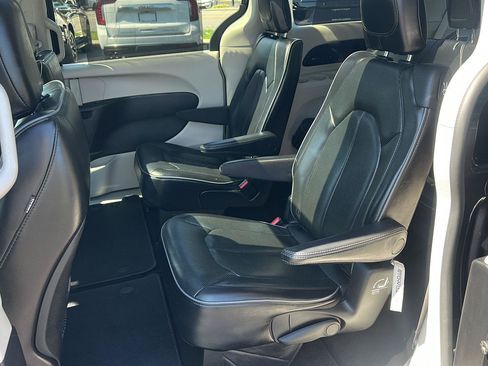 Used 2019 Chrysler Pacifica Limited FWD image 19