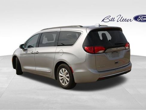 Used 2017 Chrysler Pacifica Touring-L image 7