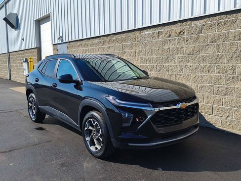Used 2024 Chevrolet Trax LT w/ Sunroof Package FWD image 4