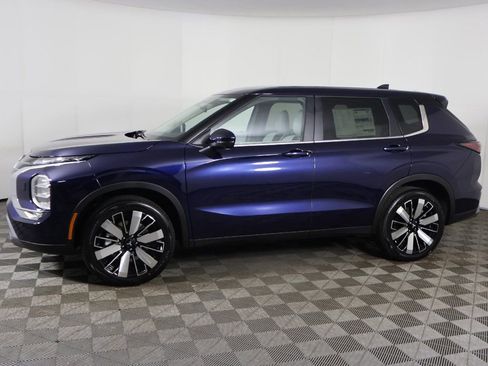 New 2025 Mitsubishi Outlander SE image 19