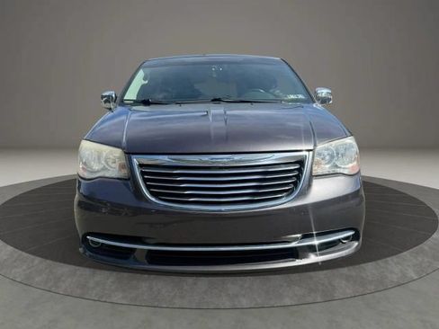 Used 2014 Chrysler Town & Country Touring-L FWD image 2