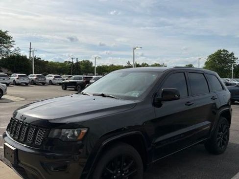 Used 2019 Jeep Grand Cherokee Altitude AWD/4WD image 3