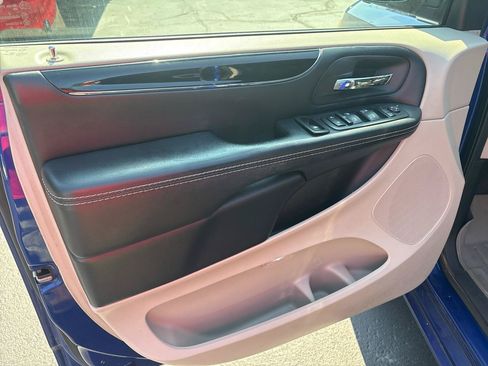 Used 2020 Dodge Grand Caravan SXT FWD image 9