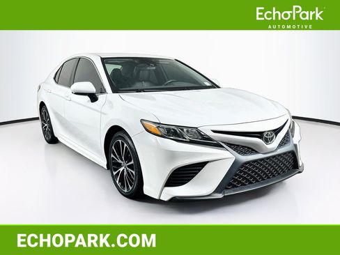 Used 2020 Toyota Camry SE FWD image 1