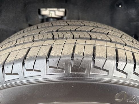 Used 2025 Jeep Grand Cherokee Laredo X image 32