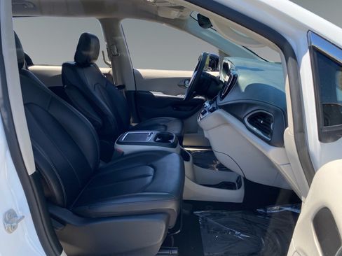 Used 2024 Chrysler Pacifica Limited FWD image 15
