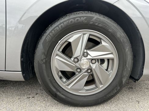 Used 2025 Hyundai Elantra SE FWD image 18
