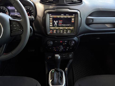 Used 2022 Jeep Renegade Latitude AWD/4WD image 22