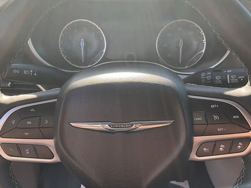 Used 2023 Chrysler Pacifica Touring-L FWD image 28