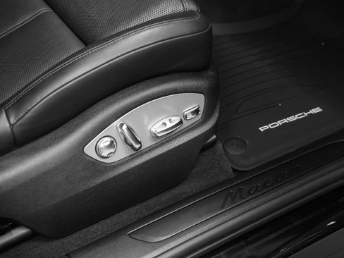 Certified 2021 Porsche Macan AWD/4WD image 18