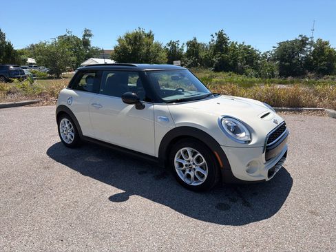 Used 2017 MINI Cooper S FWD image 1