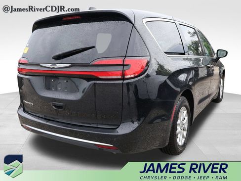 Used 2025 Chrysler Pacifica Select FWD image 12