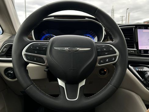 Used 2023 Chrysler Pacifica Limited FWD image 20