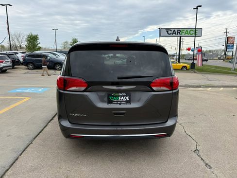 Used 2019 Chrysler Pacifica Touring Plus w/ Tire & Wheel Group FWD image 10