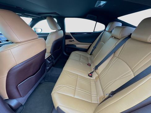 Used 2021 Lexus ES 300h w/ Accessory Package FWD image 16