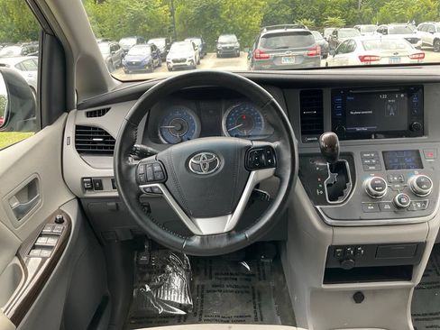 Used 2015 Toyota Sienna XLE AWD/4WD image 31