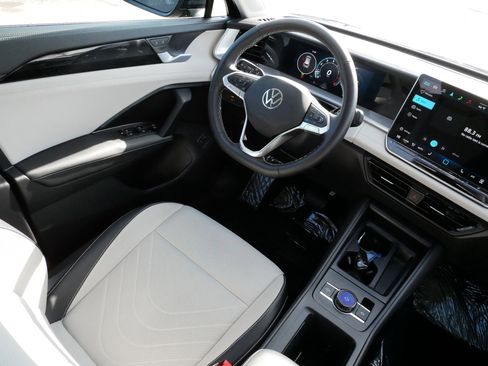 Used 2025 Volkswagen Tiguan SE image 9