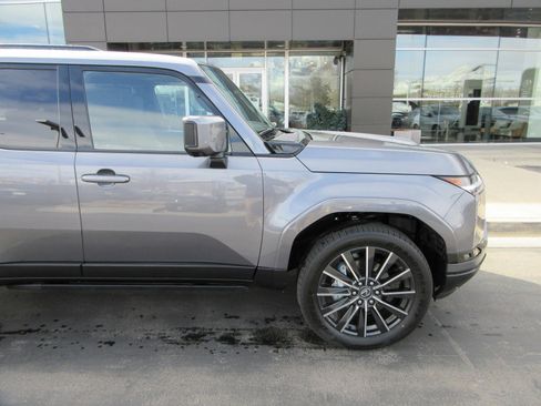 Used 2026 Lexus GX 550 w/ Cold Area Package image 12