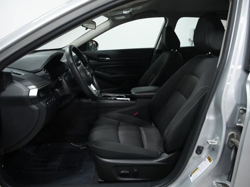 Used 2024 Nissan Altima 2.5 SV image 24