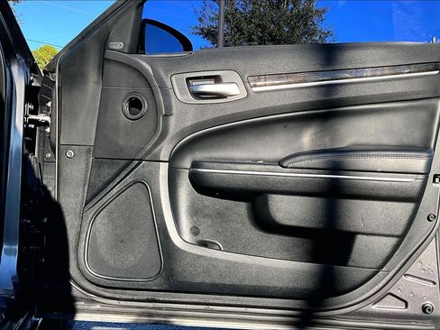 Used 2017 Chrysler 300 C image 21