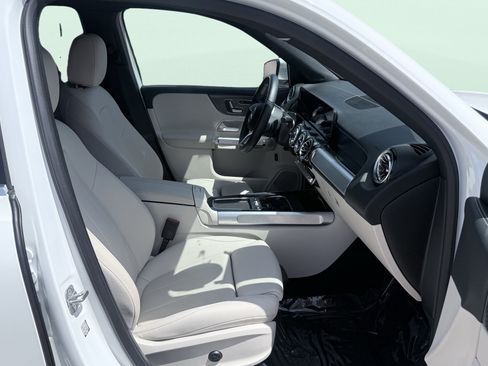 Used 2025 Mercedes-Benz GLB 250 image 43