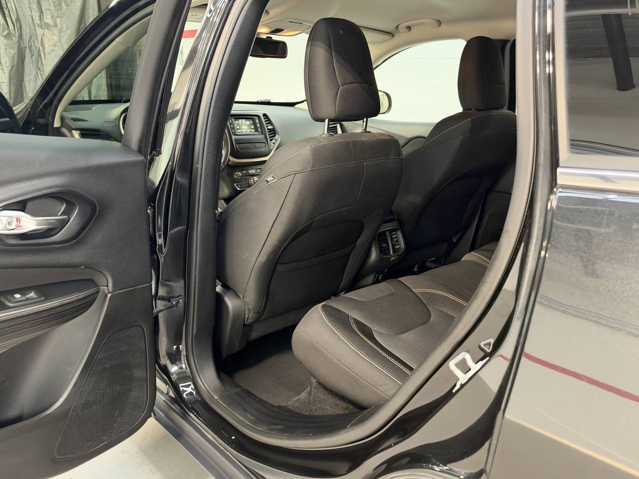 Used 2015 Jeep Cherokee Latitude AWD/4WD image 30