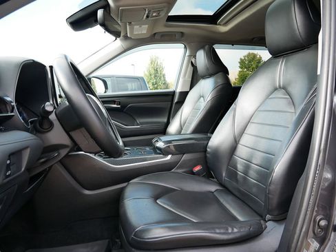 Used 2020 Toyota Highlander XLE image 19