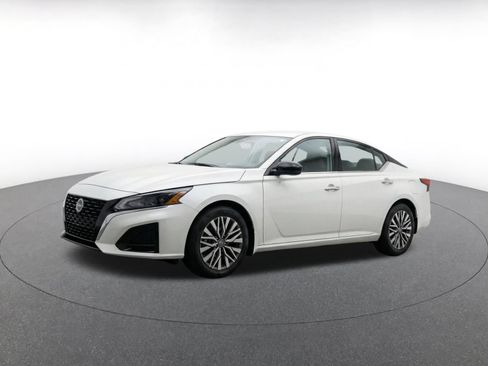 Used 2025 Nissan Altima 2.5 SV FWD image 3