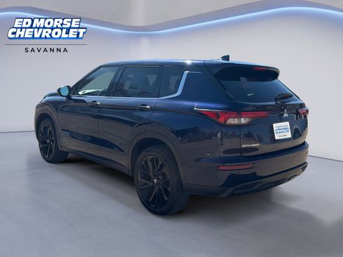 Used 2023 Mitsubishi Outlander SE image 3