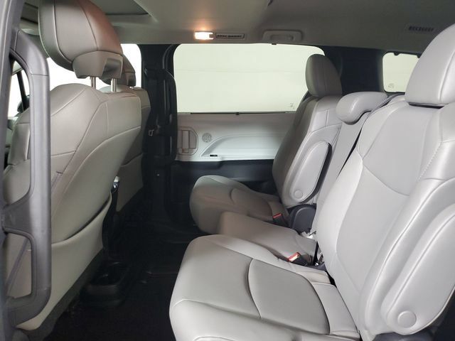 Used 2026 Toyota Sienna XLE FWD image 12