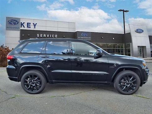Used 2022 Jeep Grand Cherokee Laredo X image 2