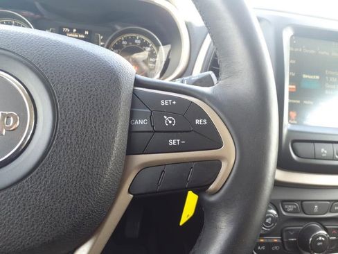 Used 2017 Jeep Cherokee Latitude w/ Safety/Convenience Group image 24