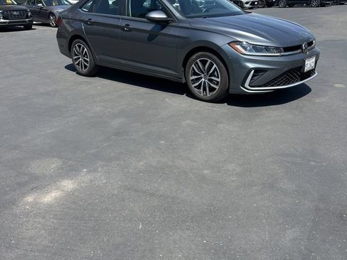 Used 2025 Volkswagen Jetta SE FWD image 5