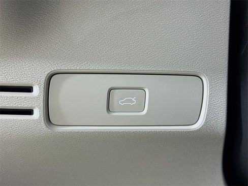 Certified 2026 Volvo XC40 B5 Plus w/ Protection Package Premier image 10