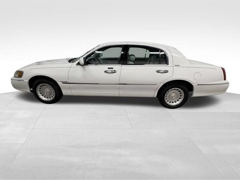 Used 2000 Lincoln Town Car Executive RWD image 4
