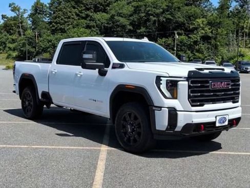 Used 2025 GMC Sierra 2500 AT4 AWD/4WD image 2