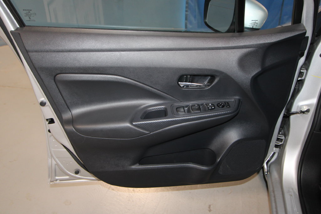 Used 2025 Nissan Versa SV FWD image 5