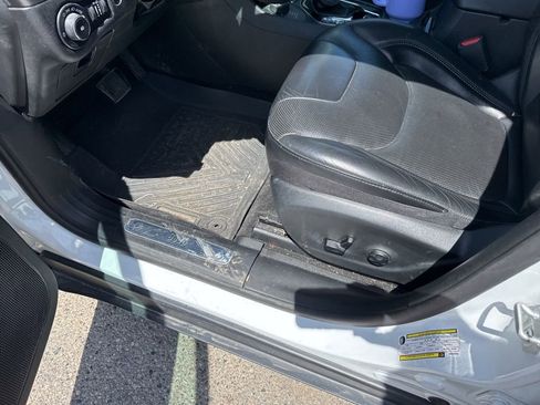 Used 2019 Jeep Cherokee Limited AWD/4WD image 10