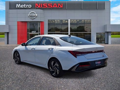 Used 2025 Hyundai Elantra SEL image 4