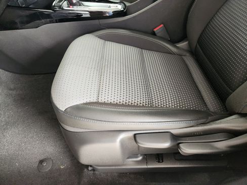 Certified 2025 Chevrolet Trax LT FWD image 25
