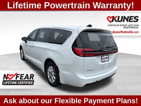 Used 2023 Chrysler Pacifica Touring-L FWD image 7