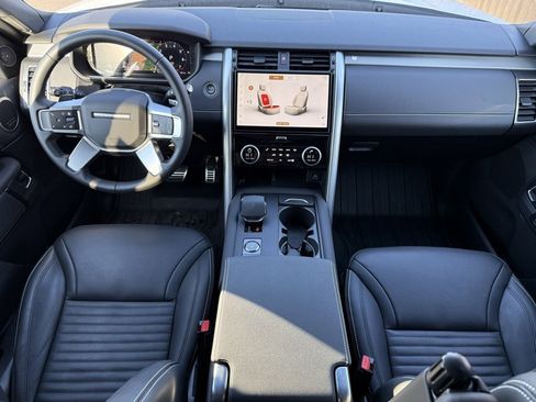 Certified 2025 Land Rover Discovery Dynamic SE image 17