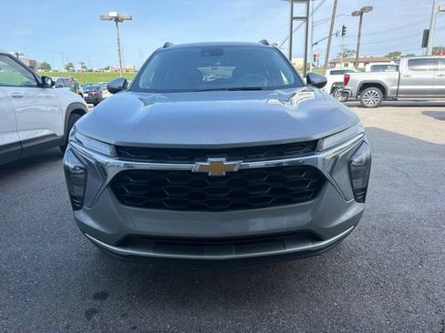 Used 2025 Chevrolet Trax LT FWD image 1