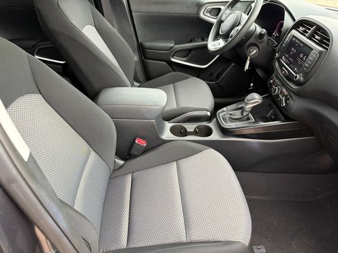 Used 2025 Kia Soul LX w/ LX Technology Package FWD image 13