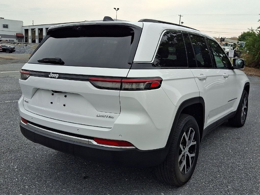 Used 2025 Jeep Grand Cherokee Limited w/ Luxury Tech Group II AWD/4WD image 4